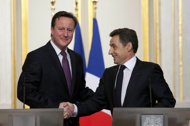 «Επίδειξη» φιλίας στην πρώτη συνάντηση Σαρκοζί-Κάμερον μετά τη ρήξη